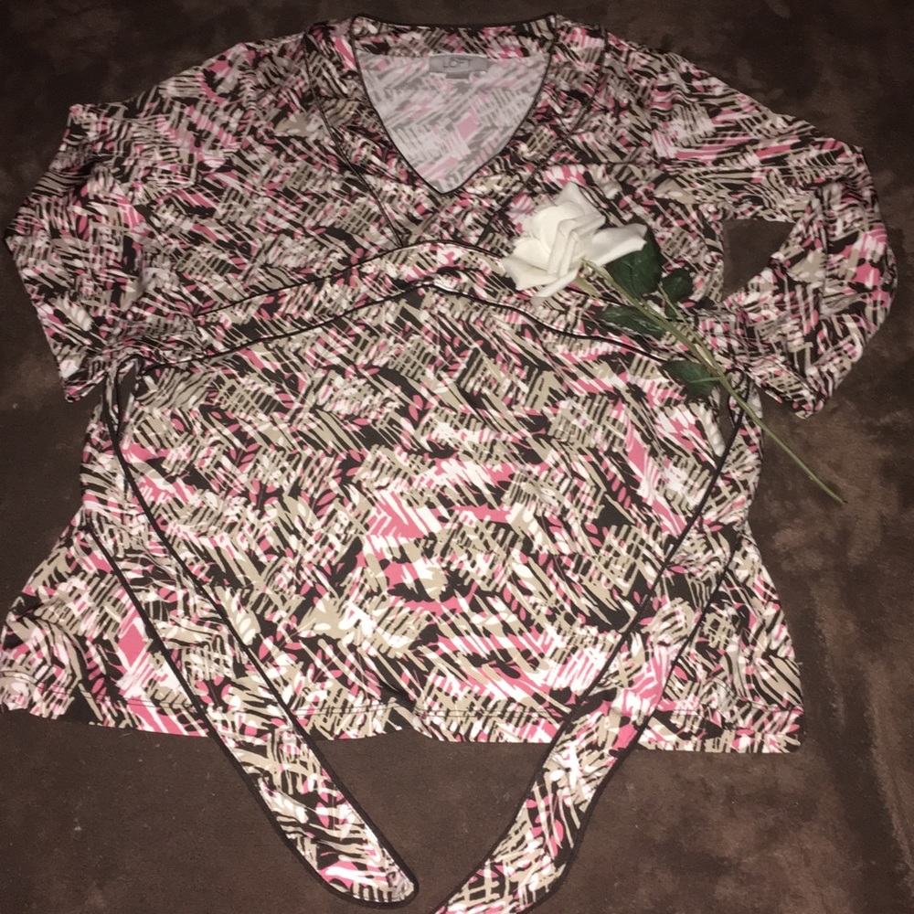Colorful blouse with 3/4 sleeves and ties in back
